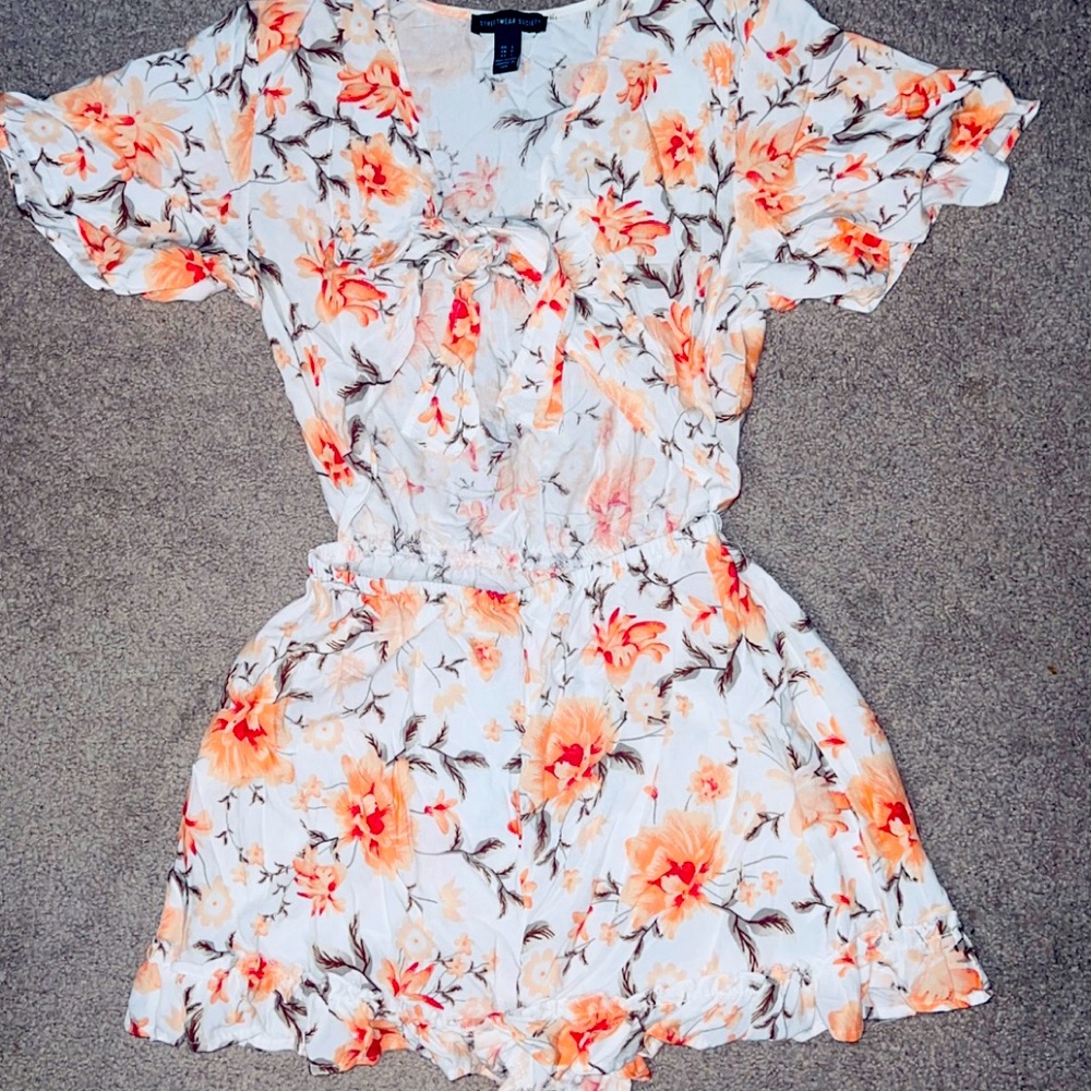 Super cute summer romper size small - ties in front open stomach never worn